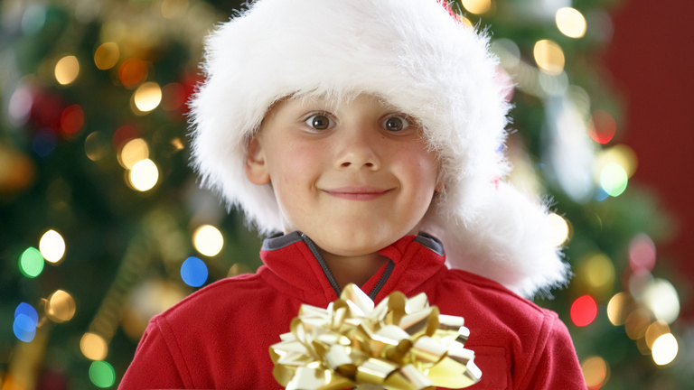 Kind lächelnd mit Geschenk